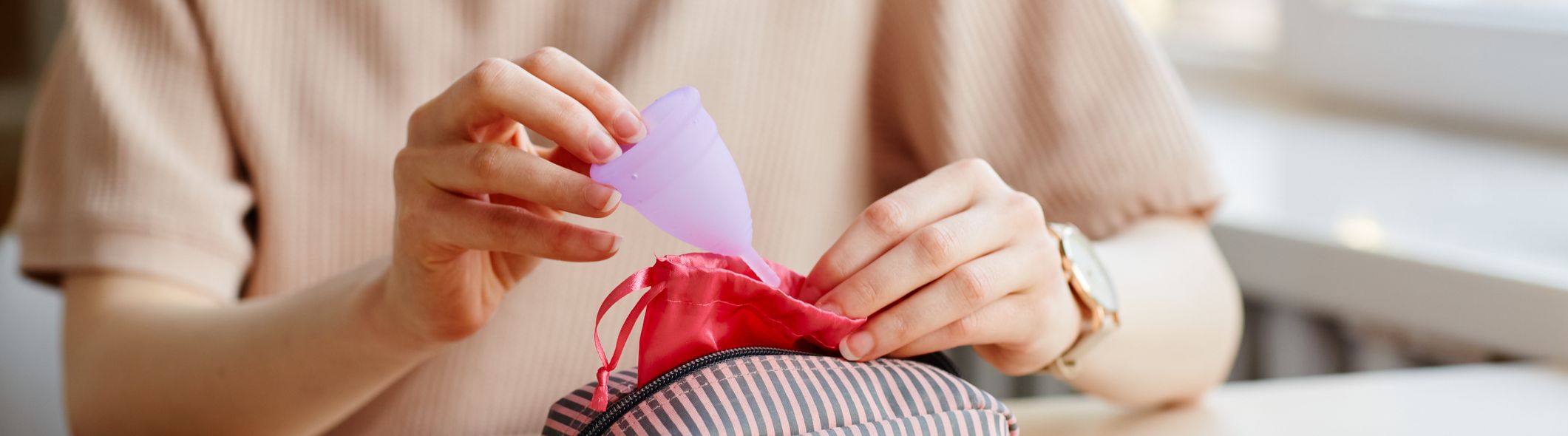 Utilisation des lingettes jetables dans les toilettes comme lingettes féminines